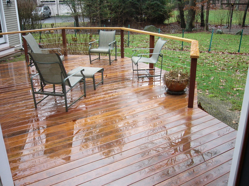 deck with wire railings